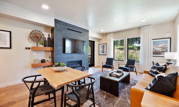 Tamarack Condominio | Gorgeous Condo|Steps FromHill|Fireplace|Balcony