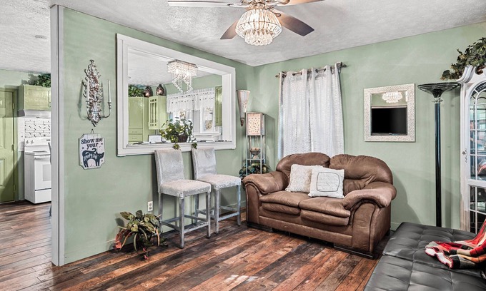 Athens Cabaña | Gorgeous Cottage Near UGA - Close to Everything!