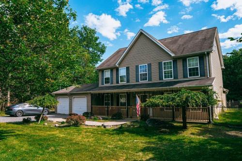 Albrightsville Casa | Gorgeous Cozy 5 Bedroom House with Hottub,Lake,Pool
