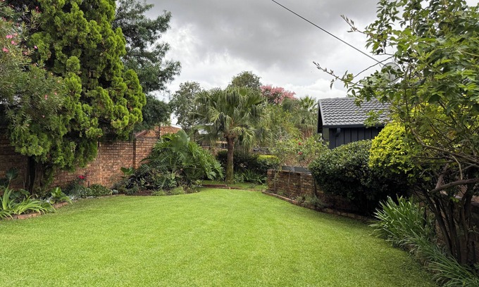 Moreleta Park Casa | Gorgeous cozy Modern interior 5-bed guesthouse with AC, pool, sauna in Pretoria