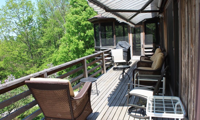 Richmond Cabina | Gorgeous Deck Views at this Serene Berkshires Cabin