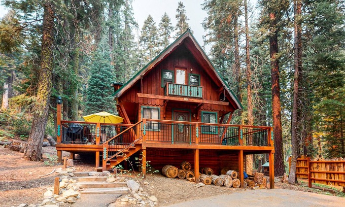 Tahoe Pines Cabina | Precioso lodge para perros con loft, cerca de la playa y el esquí.