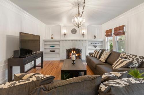 Lake Geneva Casa | Gorgeous Downtown Bungalow, Walk Everywhere!