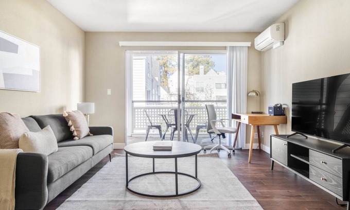 Old Mountain View Apartamento | Gorgeous Downtown Mountain View 2BR w/ Gym, Pool & Patio, by Blueground