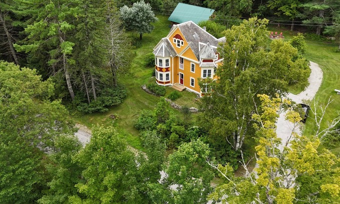 North Creek Casa | GORGEOUS FAMILY FRIENDLY VICTORIAN WITH ALL NATURAL CEDAR HOT TUB NEAR GORE MT