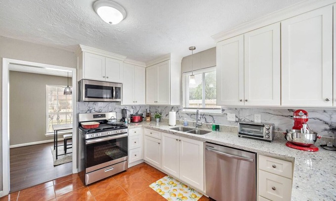 Greater Fondren Southwest Casa | GORGEOUS FAMILY HOME - MINS TO DOWNTOWN HOUSTON