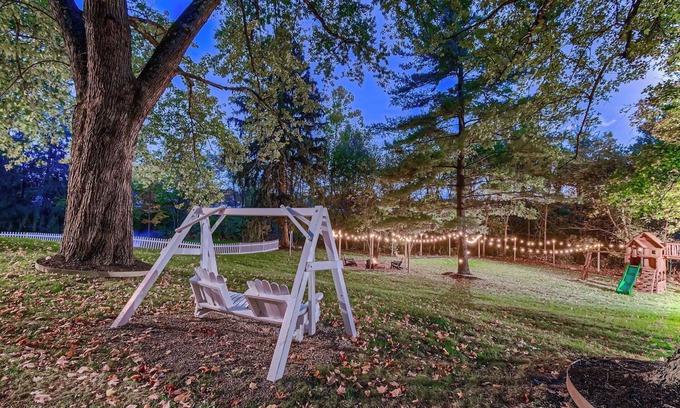 Lewis Center Casa | Gorgeous Farmhouse in Lewis Center with a private pond, barn and a backyard