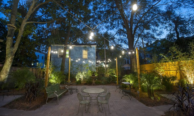 Historic Downtown Savannah Apartamento | Gorgeous Garden Suite - One Level Living at Forsyth Park