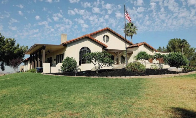 Jurupa Valley Casa | Gorgeous Gated Golf Course Estate