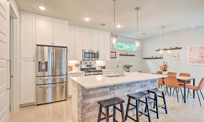 Georgetown Casa | Gorgeous Georgetown Home, Walk to the Square!