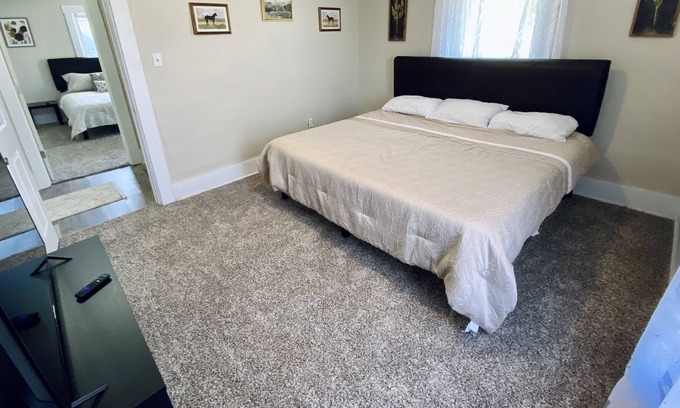 Ashland Apartamento | Gorgeous Getaway- 3 bedroom/1 bath Close to HTS airport, KDMC, and Cabell