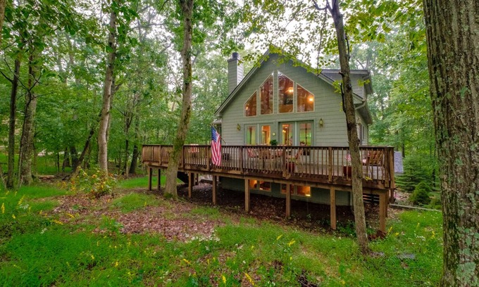 Chestnut Springs Casa | Gorgeous golf-front home with 2 living spaces, a fireplace, and high-speed wifi