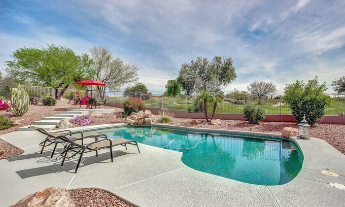 Red Mountain Ranch Casa | ¡Maravilloso! Lote de campo de golf! ¡Piscina temperada! Vista de las luces de la ciudad!