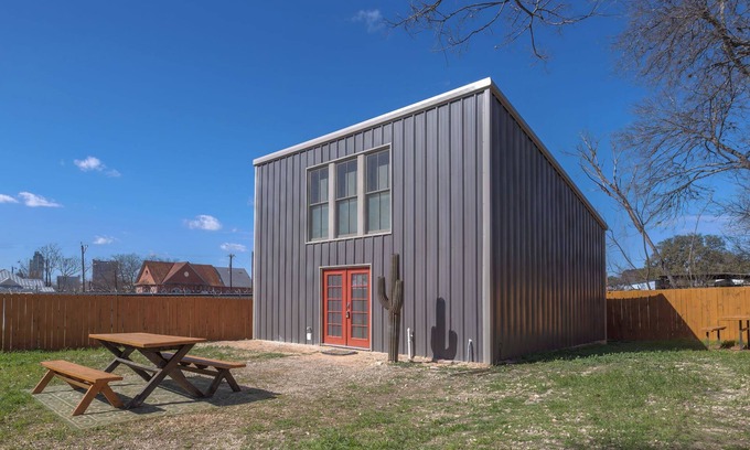 Near East Side Hotel | Gorgeous Guesthouse Near Amazing Downtown