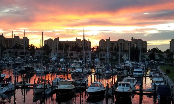 Burnt Store Marina Condominio | Hermosa vista al puerto y magníficas puestas de sol! ¡Mira cómo juegan los manatíes!
