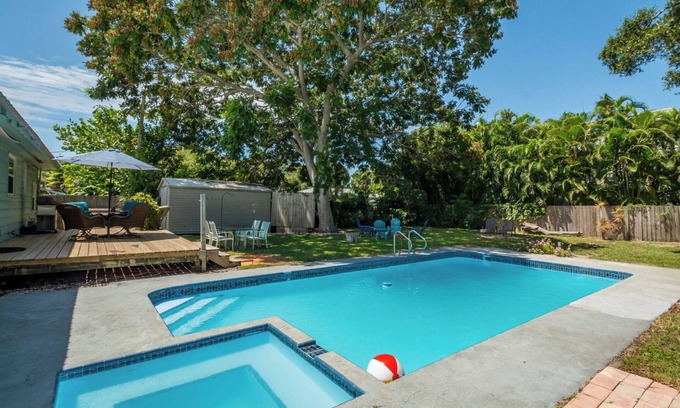 Park East Casa | Gorgeous Heated Pool and Spa by Downtown & Beaches