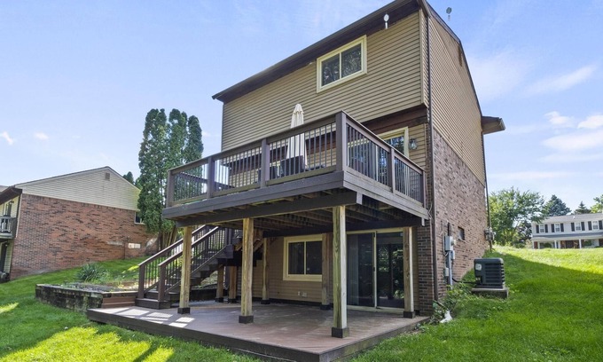 Drayton Plains Casa | Gorgeous home W/ a ton of Space Over looking the Woods