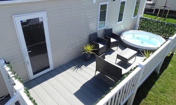 Dogdyke Cabina | Gorgeous Home from Home Luxury 8 Berth Lodge with Sunken Hot Tub