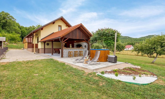 Gospic Casa | Preciosa casa en Klanac con cocina.