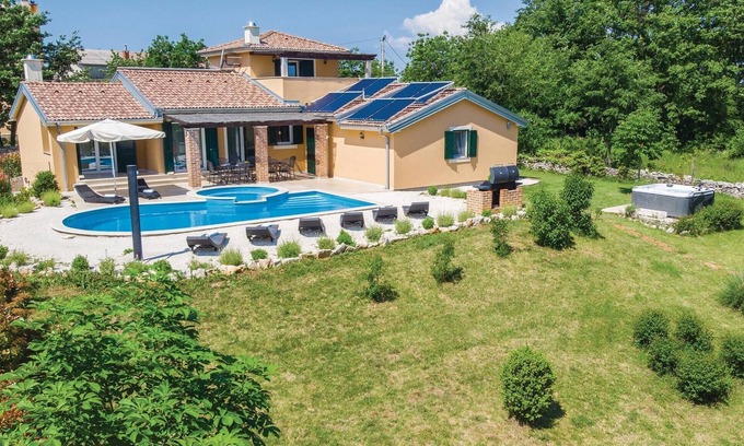 Rezanci Casa | Preciosa casa en Rezanci con jacuzzi.