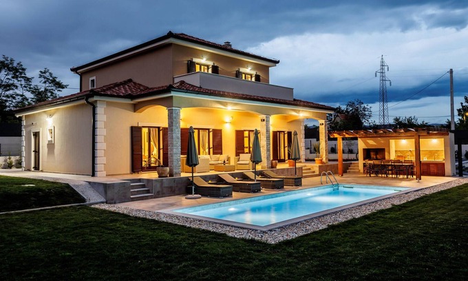 Suhac Casa | Preciosa casa en Sinj con sauna