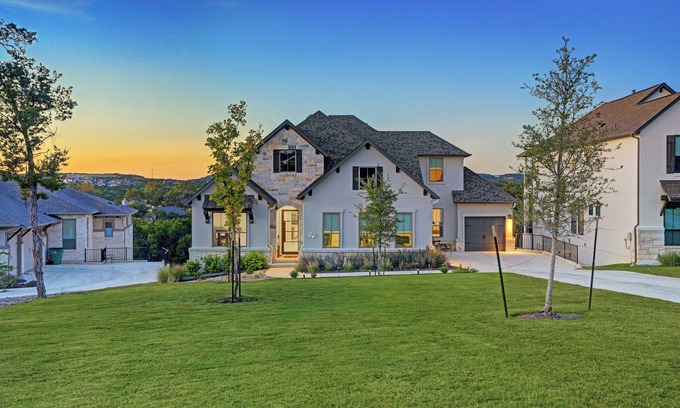 Leander Casa | Gorgeous home on a hill with amazing hilltop views, near the lake