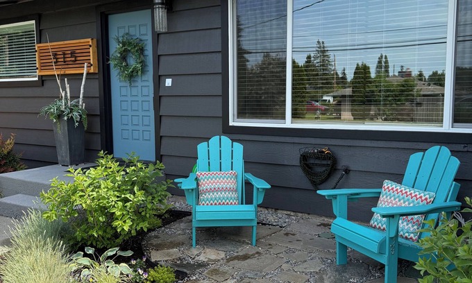 SeaTac Casa | Gorgeous home w/AC enjoy hot tub & amazing yard only minutes to SEATAC airport