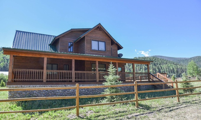 Red River Cabina | ¡NUEVO! "Birch Valley" - HUGE Wrap Porch-Family Friendly-ATV Parking-Sleeps 12