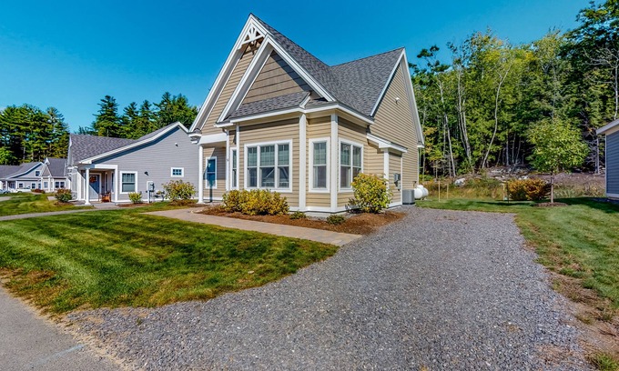 Arundel Condominio | Gorgeous home with patio, fireplace, central AC, washer/dryer, gym & grill