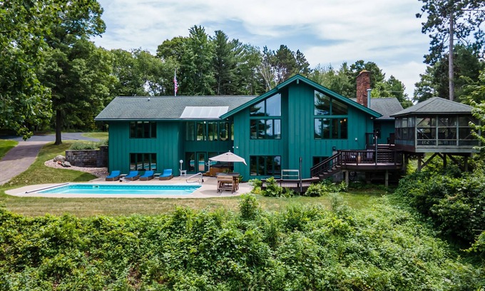 Chippewa Falls Casa | Gorgeous house and property on Scenic Lake Wissota.