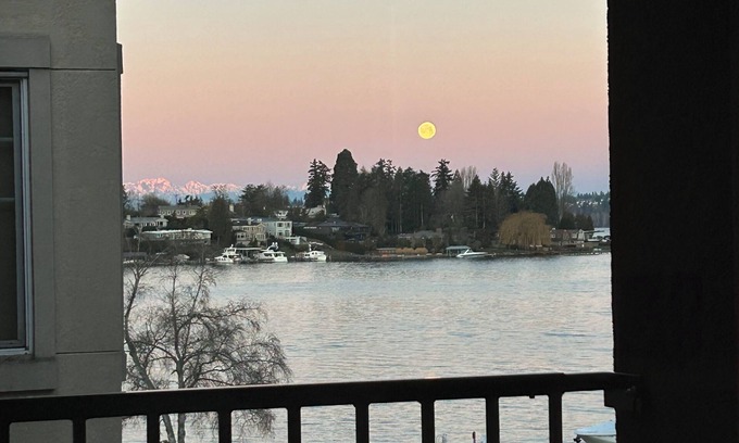 Kirkland Apartamento | Gorgeous HUGE Lakefront 2 bedroom Apartment!!!!
