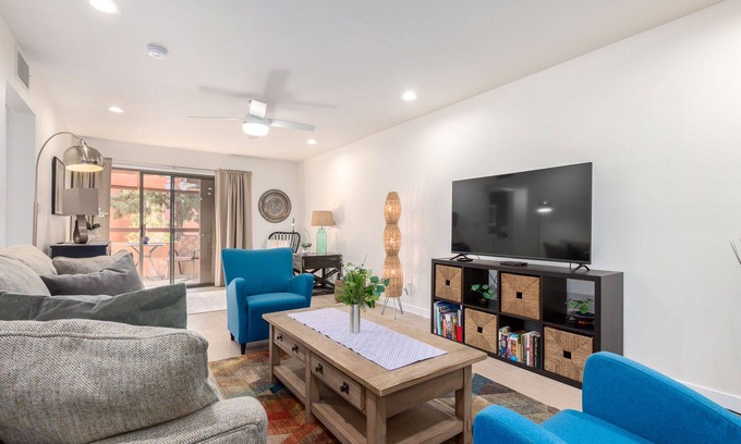 Paradise Valley Village Condominio | Gorgeous, Impeccable, Condo in Prime Location!