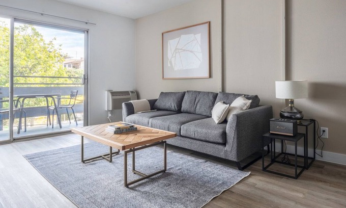 Rampart Village Apartamento | Gorgeous Koreatown 1BR w/ Gym, Pool, nr. Wiltern Theatre by Blueground