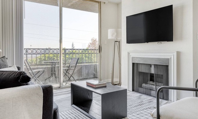 Rampart Village Apartamento | Gorgeous Koreatown 2BR near 6th St bars & restaurants, by Blueground