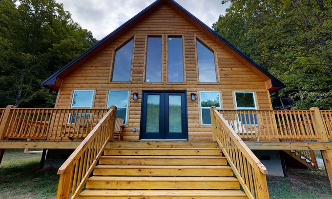 Topton Cabina | GORGEOUS LAKE FRONT CABIN - PRIVATE LAKE ACCESS-FISHING, KAYAKING, AND HIKING.