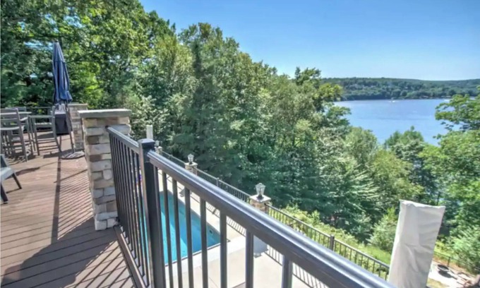 Greentown Chalet De Esquí | Gorgeous, Lake-Front Retreat at Lake Wallenpaupack! Perfect year-round!