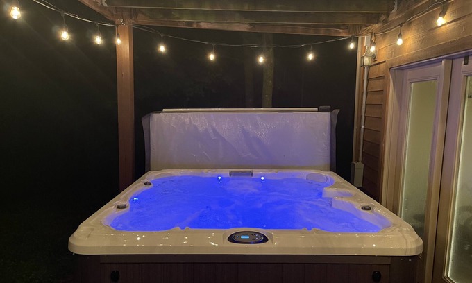 Leitchfield Casa | Gorgeous Lake Front home with hot tub