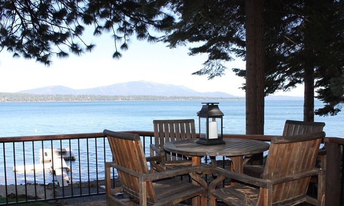 Lake Almanor West Casa | Lake Almanor West Lakefront Log Cabin (Inicio) EL LAGO ESTÁ LLENO