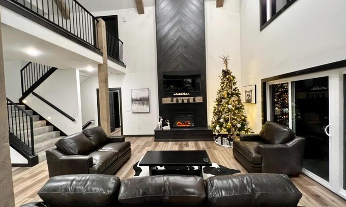 Kimberling City Casa | Gorgeous Lakefront Lodge with Free canoes, kayaks, pickleball, volleyball and much more!