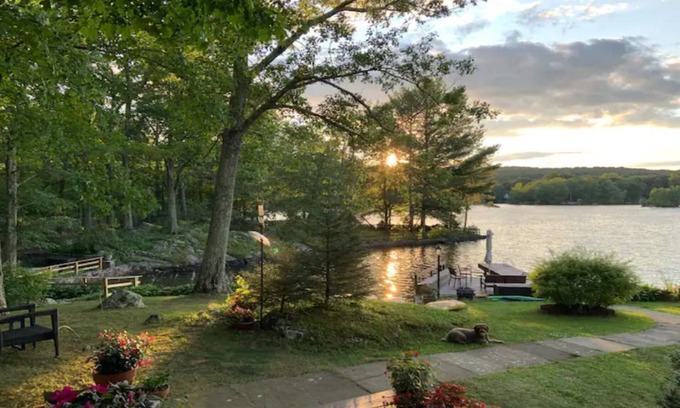 Putnam Valley Cabaña | Gorgeous lakefront home one hour away from NYC