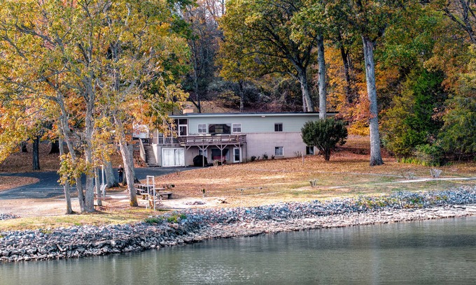 Mount Juliet Casa | Gorgeous Lakefront! · 3BR/2BA · Gameroom