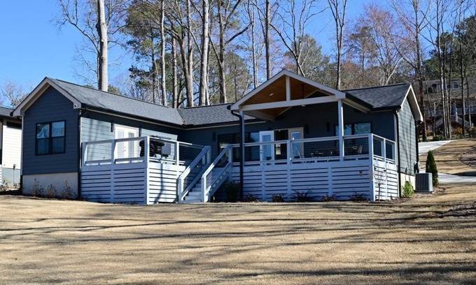 Monticello Casa | Gorgeous Lakefront Bungalow on Lake Jackson with Large Deck - Perfect getaway!
