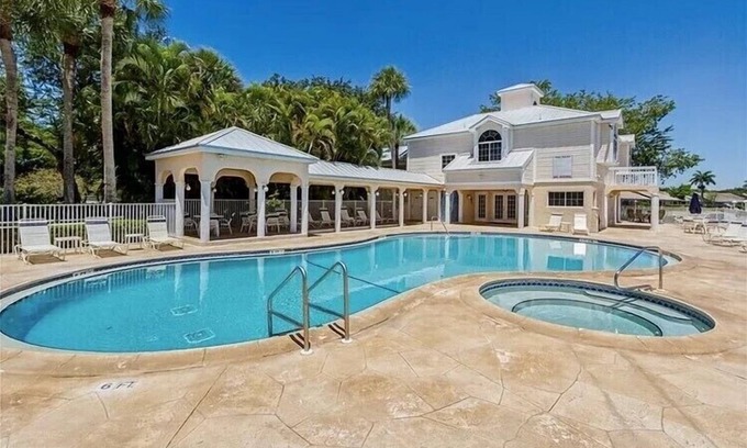 North Naples Condominio | GORGEOUS - LAKEFRONT CARRIAGE HOME-1ST FLOOR LIVING-2 BED/2 BATH-2 POOLS