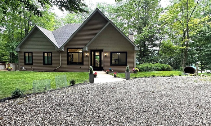 Fountain Casa | GORGEOUS LAKEFRONT HOME - lots of amenities! 20 min to Lake Michigan!