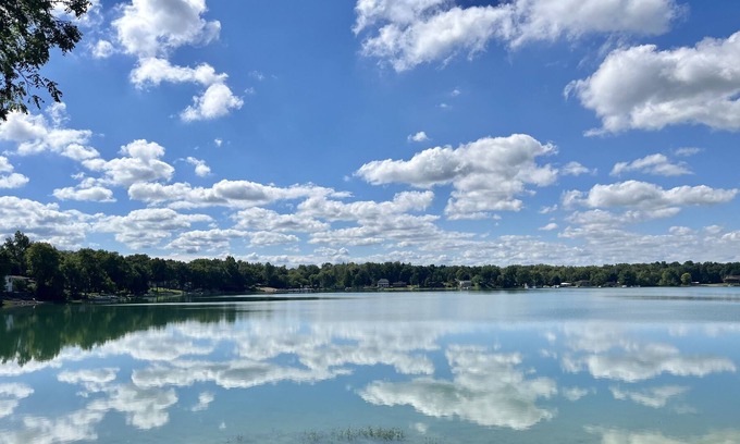 Howe Casa | Gorgeous Lakefront Home! Amazing views, outdoor dining and close to Shipshewana.
