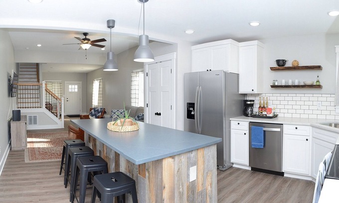 Near Northside Casa | Gorgeous Large Remodel ! Perfect for your Group!