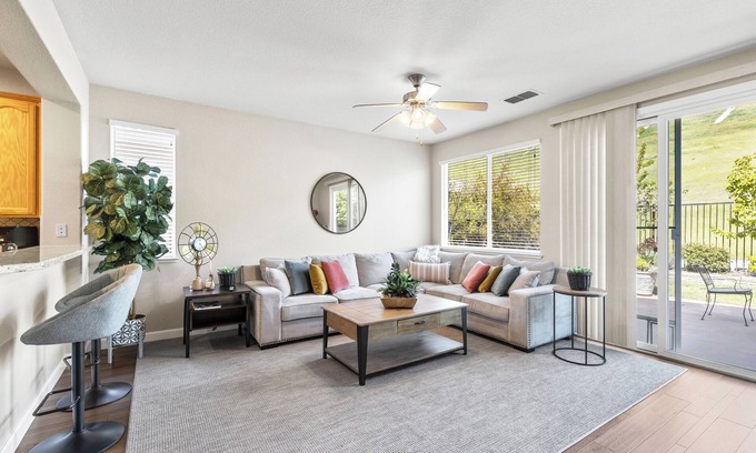 Greater Sacramento Casa | Gorgeous Light and Bright Updated Folsom Home