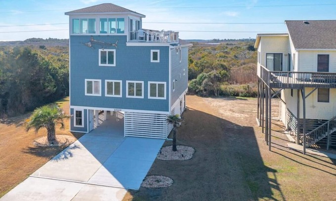 South Nags Head Casa | Gorgeous like-new oceanside home w/ rooftop deck & stunning views!