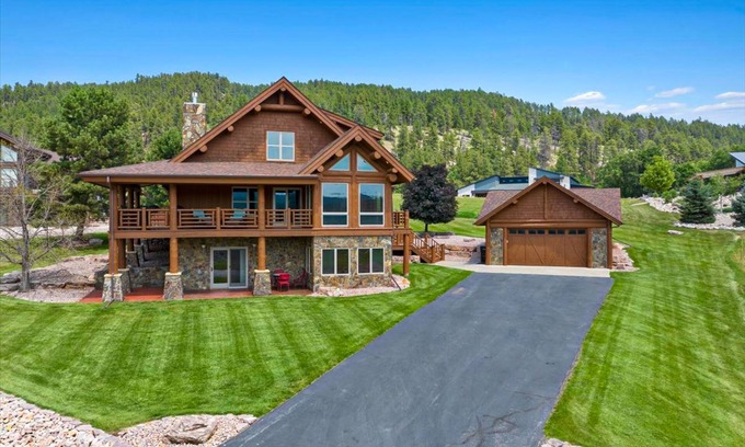 Sturgis Cabina | Gorgeous lodge with mountain views, fireplace, game room, hot tub & grill
