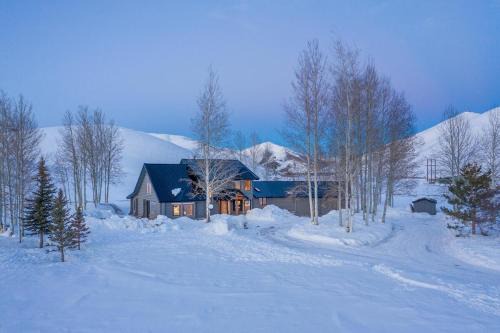 Hailey Casa | Gorgeous Log Cabin Close to Town with Hot Tub